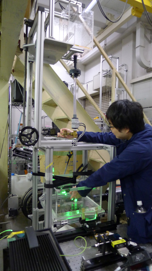 筑波大学システム情報系の金子暁子教授(混相流工学)の研究室にある実験装置(茨城県つくば市)