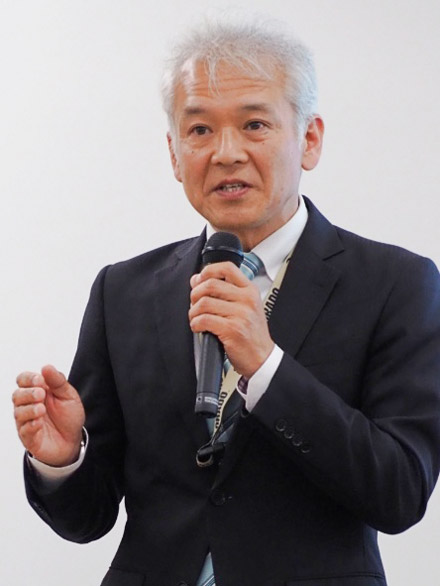 計量標準の必要性を説明する森岡さん