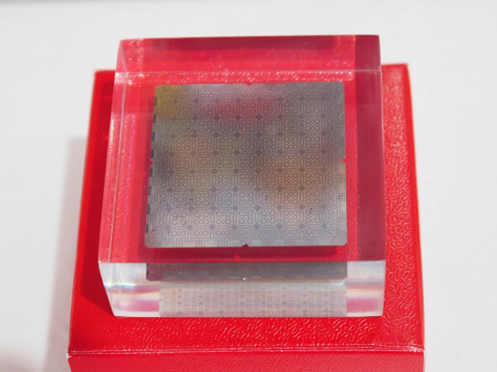 超電導256量子ビットチップ