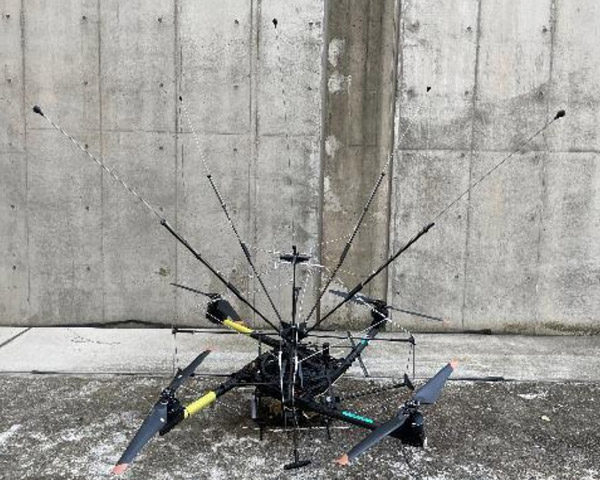 実験に使った“空飛ぶ避雷針”ドローン(NTT提供)