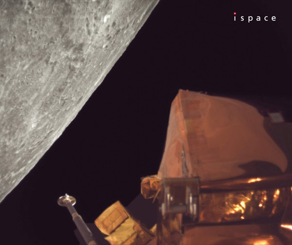 先月16日にレジリエンスが撮影した月。右には機体の一部が写り込んでいる(アイスペース提供)