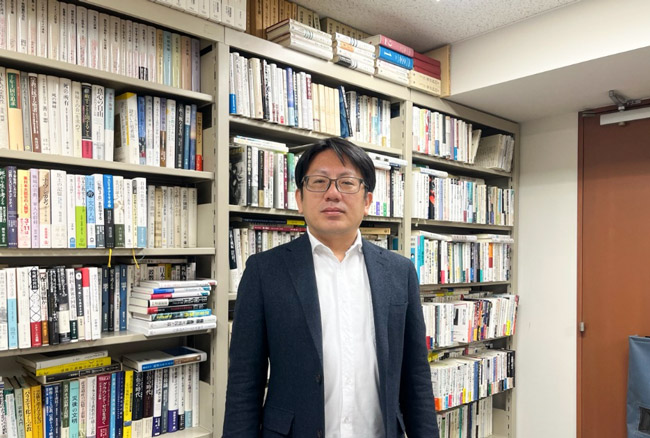 インタビューは上智大学四谷キャンパスにある佐藤さんの研究室で行った