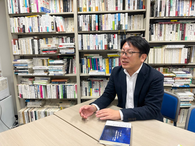 インタビューに応じる佐藤さん。哲学の手法について丁寧に教えてくれた