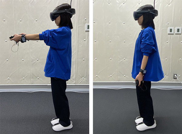 両手のコントローラーで方向操作をしながらVRで低空飛行を行った人(左)と、自らは方向操作せずに他人のVR飛行映像を視聴するだけだった人(NICT提供)