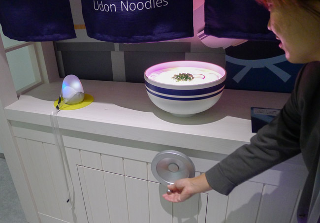 レバーを回してエネルギーについて知る「うどん」の展示(大阪市此花区)