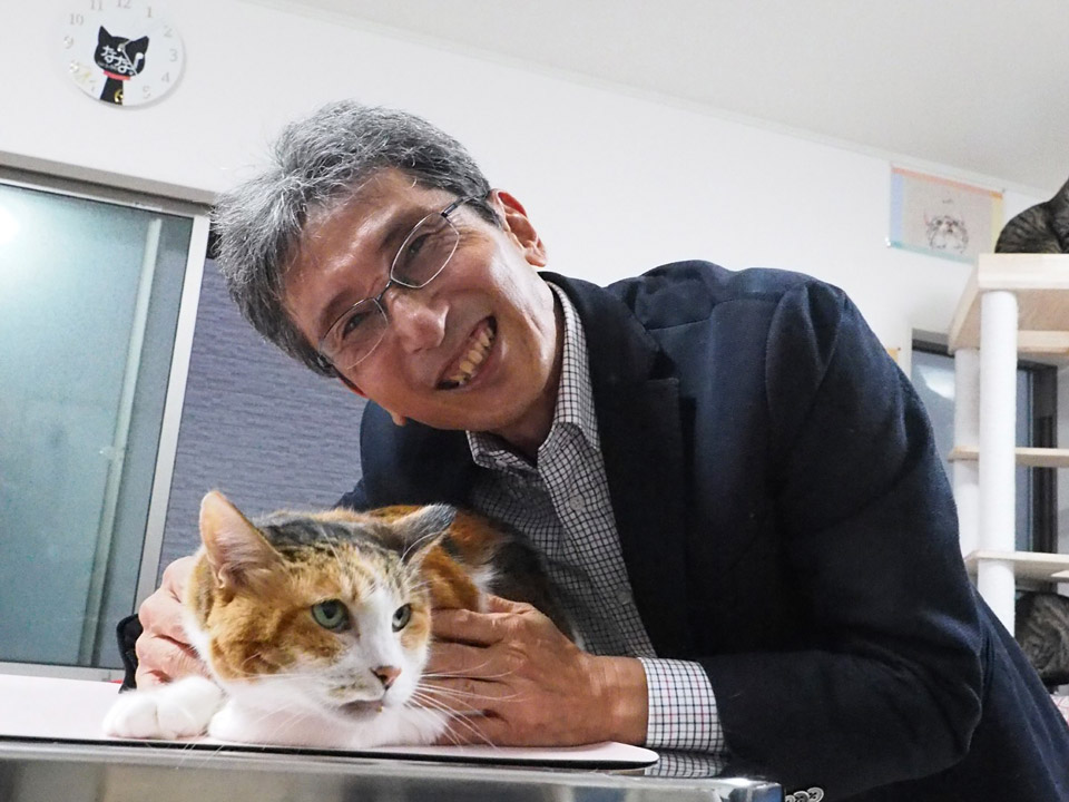 
　主にメスしかいない三毛猫やサビ猫は、X染色体上の遺伝子が色素細胞で通常とは異なる発現をするためオ