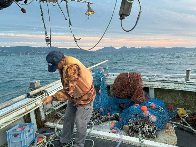 長崎市沖の橘湾で漁をする漁師。長崎市たちばな漁協には約30隻の底びき網漁船が所属し、底びき網漁が県内で一番盛んだという(長崎大学提供)