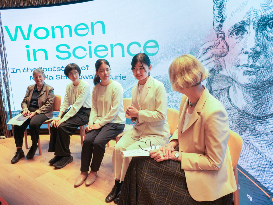 
　開幕間もない大阪・関西万博のポーランド館で「Women in Science : In the 
