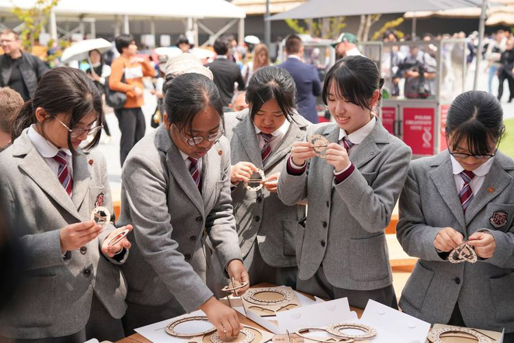 ポーランド館で、キュリー博士が発見したポロニウムの原子モデルの模型を作る姫路女学院の高校生ら（ポーランド大使館提供）