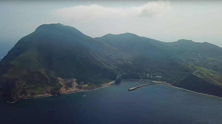 鹿児島県十島村の悪石島の一部。同村の公式サイトの紹介動画から(十島村提供)