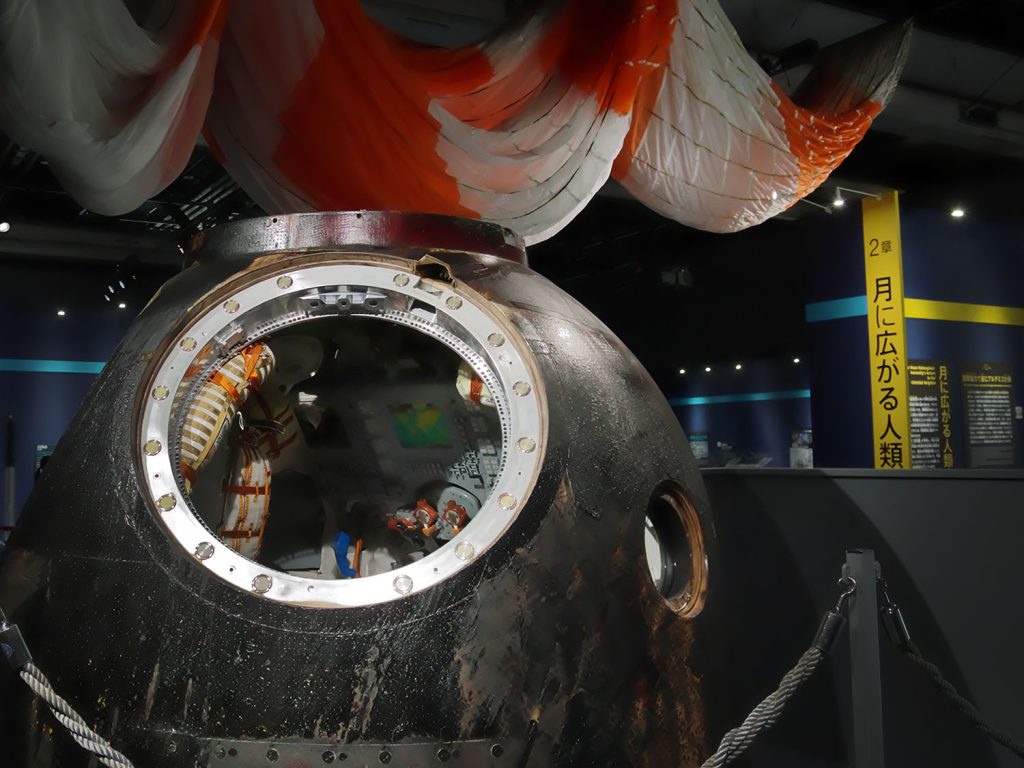 ソユーズ宇宙船の帰還カプセルとパラシュートの実物＝今月11日、東京都江東区の日本科学未来館