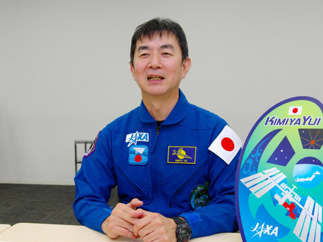 ISSへの出発を前にサイエンスポータルの取材に応じる油井亀美也さん＝東京都千代田区