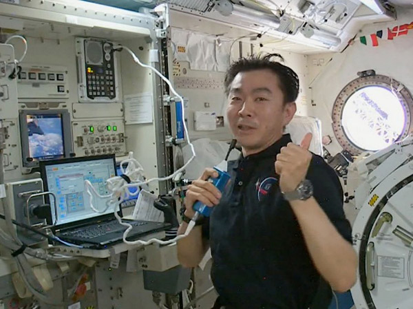 前回のISS滞在中、「きぼう」からの超小型衛星放出に成功し喜ぶ油井さん＝2015年9月（JAXA、NASA提供）