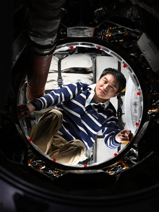 米物資補給機「ドラゴン」のISS離脱前に作業を進める大西さん＝5月23日ごろ（JAXA、NASA提供）