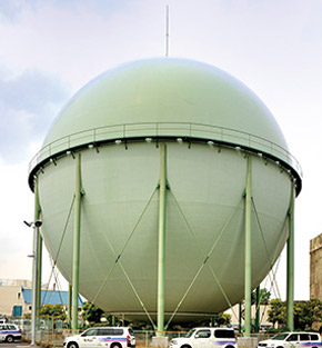 ガスを貯蔵するガスホルダー。1日の需要に応じてガスが送り出される。ここも耐震対策が施されている。（東京ガスネットワーク提供）