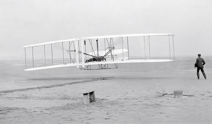 ライト兄弟のフライヤー号（1903） アメリカ・ノースカロライナ州で有人動力飛行に成功。初飛行で約37mを飛んだ。
