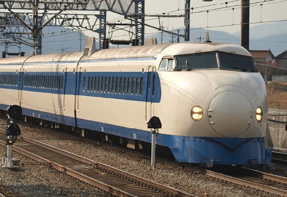 新幹線0系（1964-2008） 当時の国鉄が東海道新幹線のために開発した高速鉄道車両。世界で初めて時速200kmを超える営業運転を実現した。