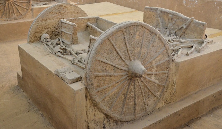 車馬坑（紀元前1350-1046） 貴人の墓に副葬されていた車馬。中国河南省安陽市にある遺跡で発見された。