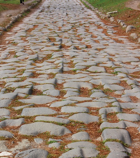 アッピア街道（紀元前312-） イタリア・ローマと南イタリアを結ぶ舗装路で、紀元前244年当時の全長は375kmもあったとされる。