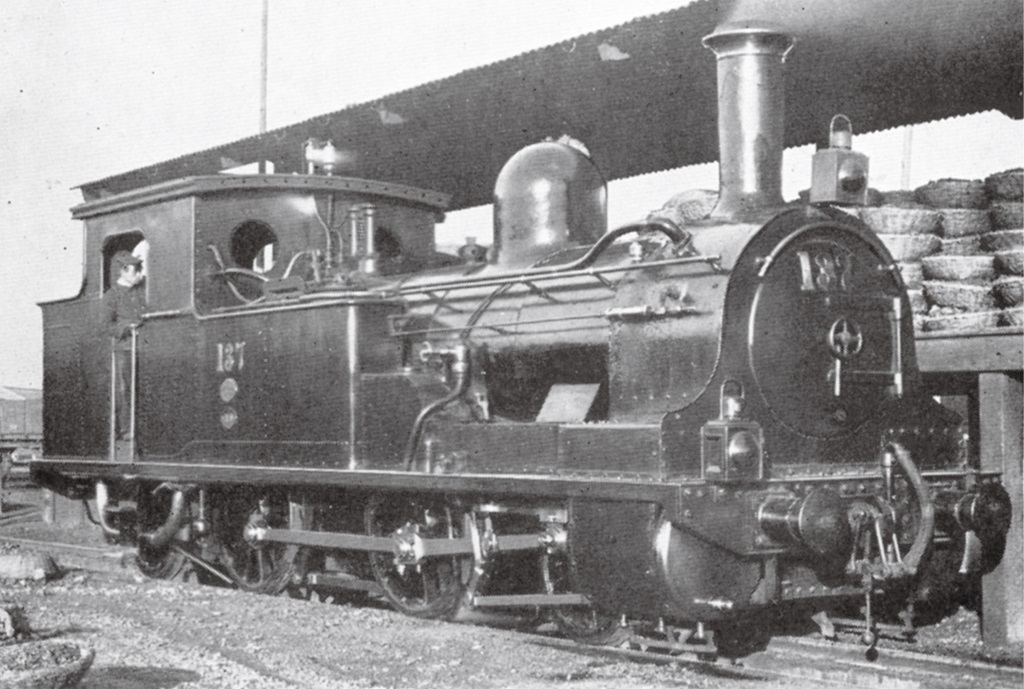 日本初の国産蒸気機関車（1893） イギリス人技術者の指導を受けながら造られた860形。