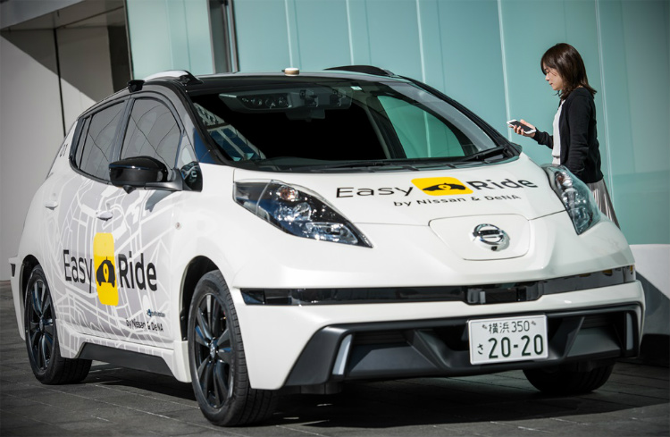 神奈川県横浜市のみなとみらい地区で行われた『Easy Ride』の実証実験。日産グローバル本社から横浜ワールドポーターズまでの約4.5kmを自動運転（運転席に人が座ったテスト車両）で往復した。実験に参加した300組の一般ユーザーは、アプリで目的地を設定し、自動運転車で移動。アプリでのドアロック解除や車載アプリによるクーポン券発行なども体験した。