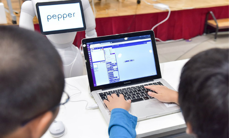 Pepperのプログラミングはツール「Robo Blocks」を使用している。 提供／よしもとロボット研究所