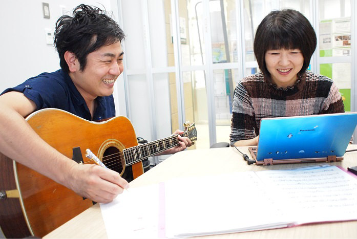 ワライナキの白井大輔さん（左）と、AIを開発した東京都市大学の大谷紀子教授（右） （画像提供：東京都市大学）