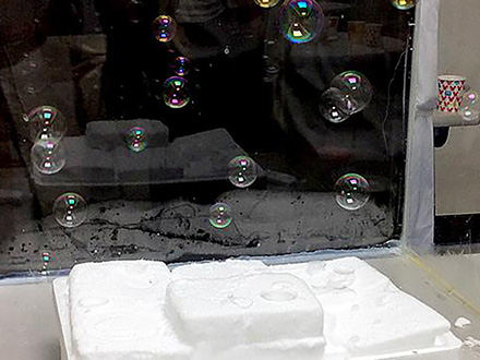 酸性で割れて気体を放出、シナモン粒子使ったシャボン玉開発 大阪工業大